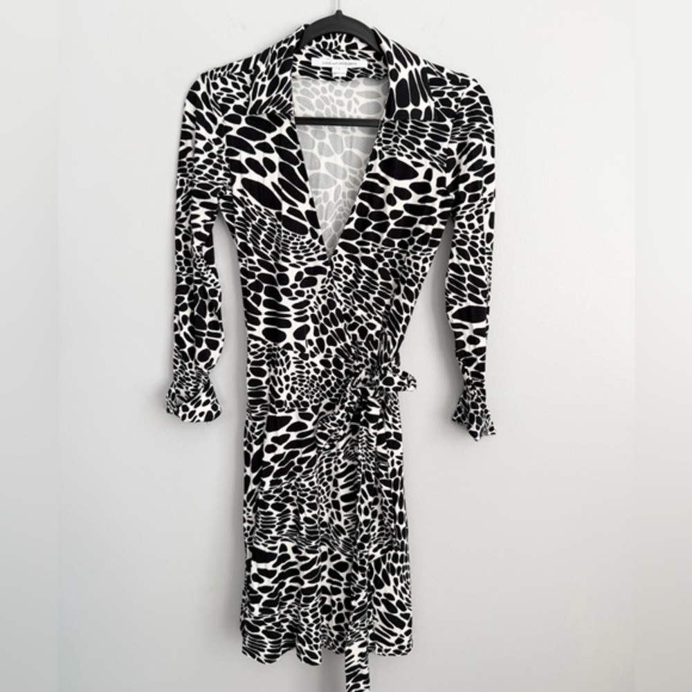 Diane von Furstenberg (DVF) Size 6 • Jeanne Jersey Wrap Dress.